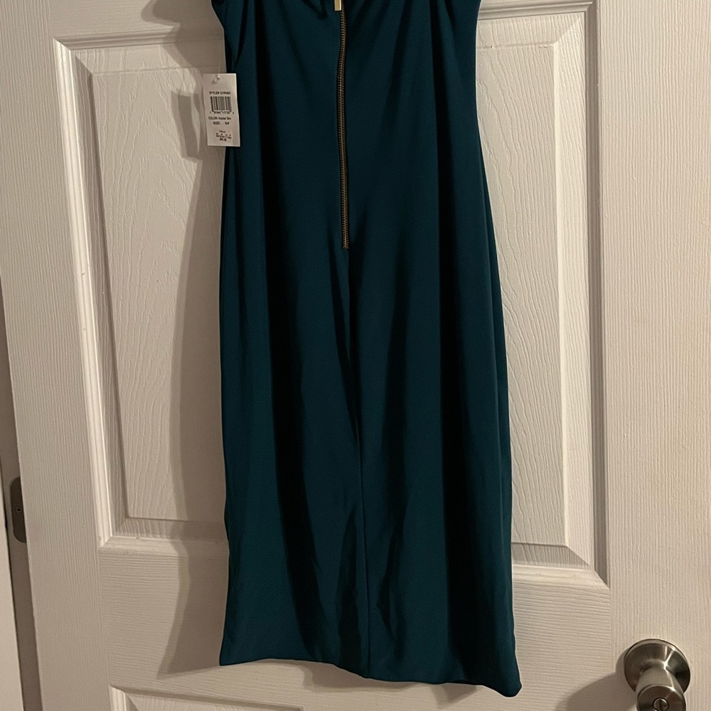 Beautiful hunter green evening gown! Perfect for upcoming Christmas parties!